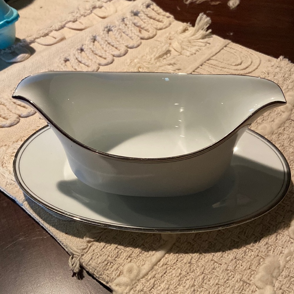 VINTAGE CROWN EMPIRE "COUNTESS"   Gravy Dish